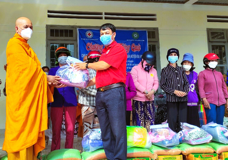 Đạ Huoai: Trao 300 phần quà cho người dân có hoàn cảnh khó khăn