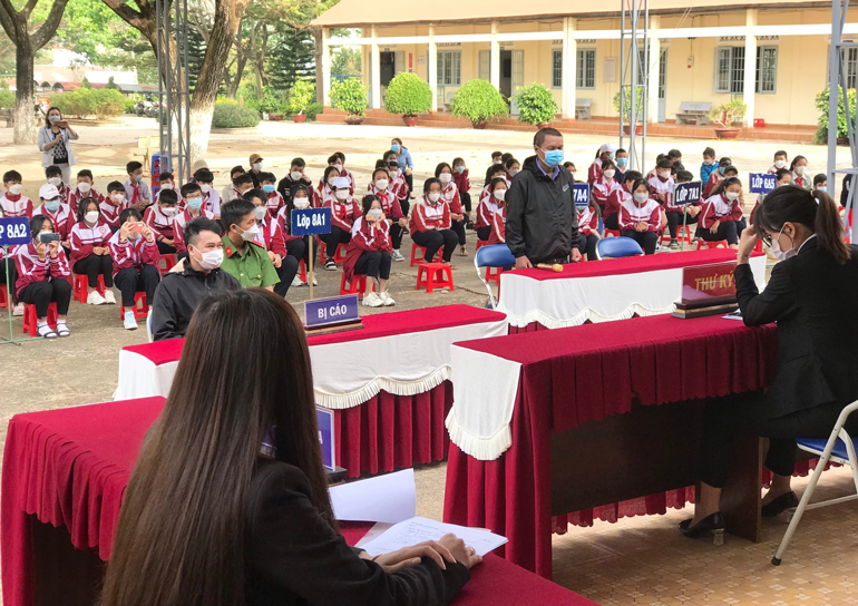 Phiên toà giả định tuyên truyền về phòng chống bạo lực học đường