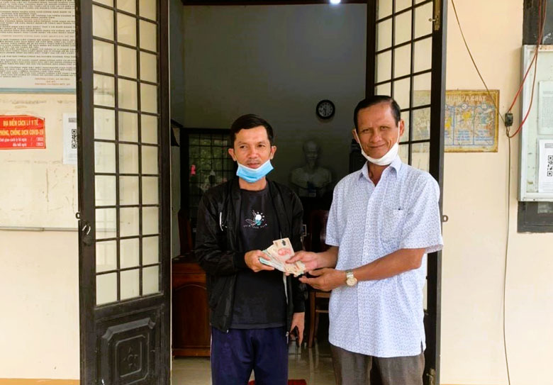 Cát Tiên: Trao lại 16 triệu đồng cho người đánh rơi