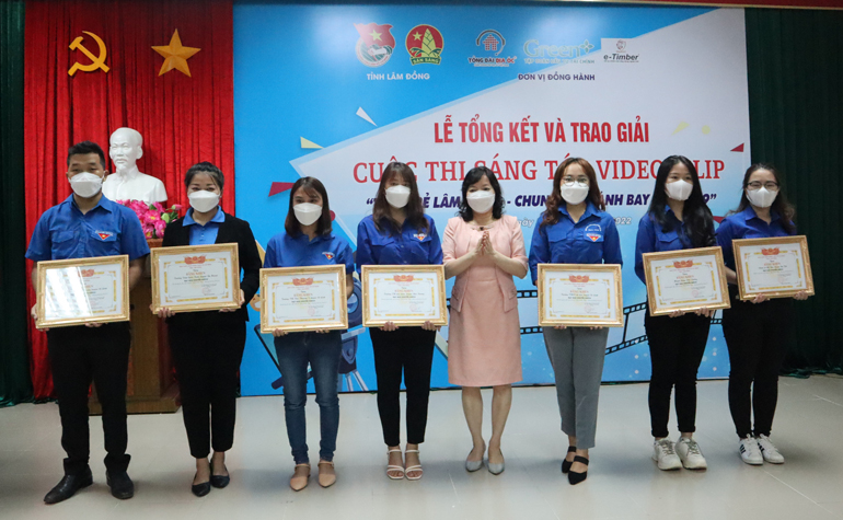 Ban Tổ chức trao giải Khuyến khích cho các đơn vị có video clip đạt giải