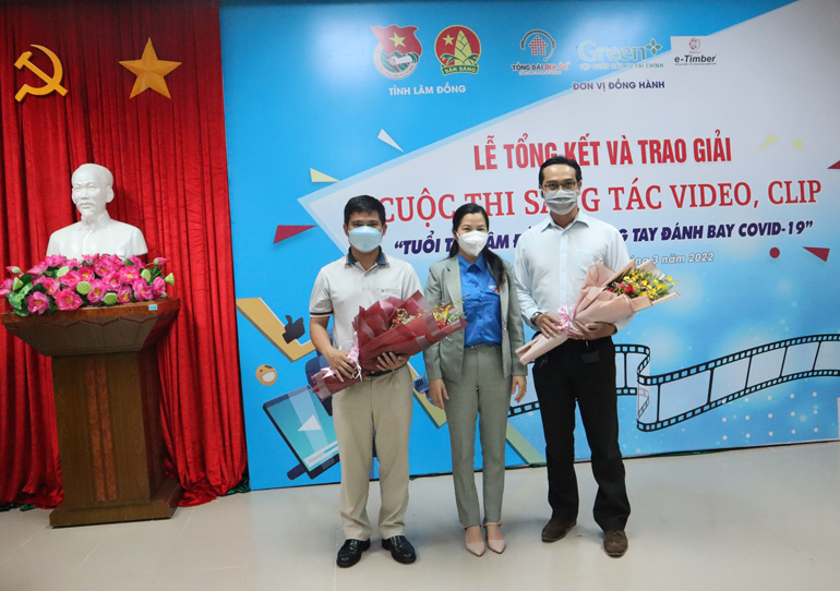 Ban Tổ chức tặng hoa cho các nhà tài trợ