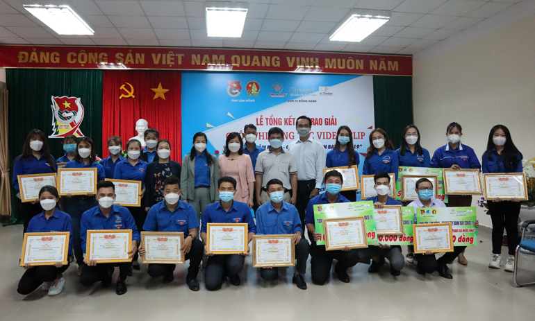 Các đơn vị có videp clip đạt giải chụp ảnh lưu niệm cùng các đại biểu và Ban Tổ chức cuộc thi