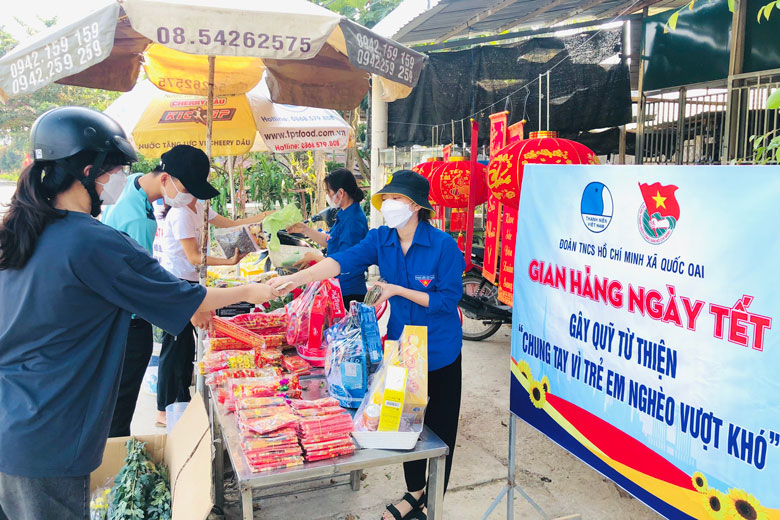 Những hình thức bán hàng gây quỹ đã được nhiều tổ chức Đoàn triển khai trong Tết Nguyên đán vừa qua, nhằm chăm lo cho học sinh nghèo vượt khó tại địa phương. Ảnh: Việt Quỳnh