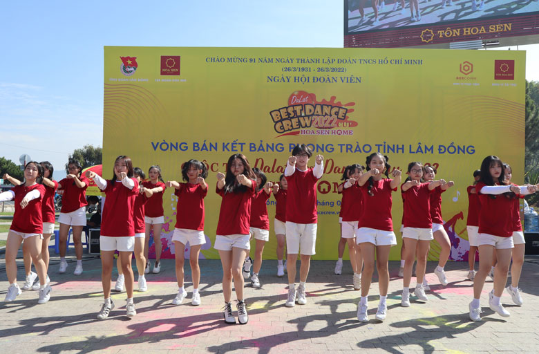 Các đội thi mang đến những phần trình diễn sôi động.