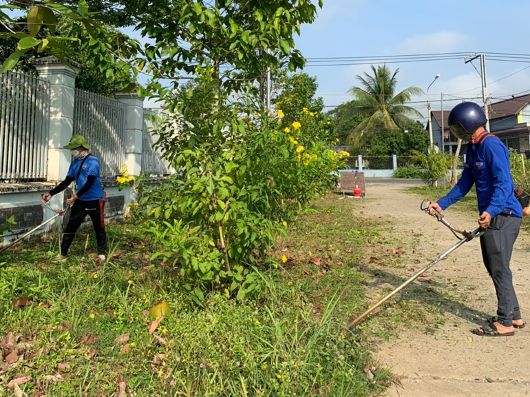 Đoàn viên, thanh niên huyện Cát Tiên tham gia phát dọn vệ sinh trên các tuyến đường Thôn 1, xã Quảng Ngãi