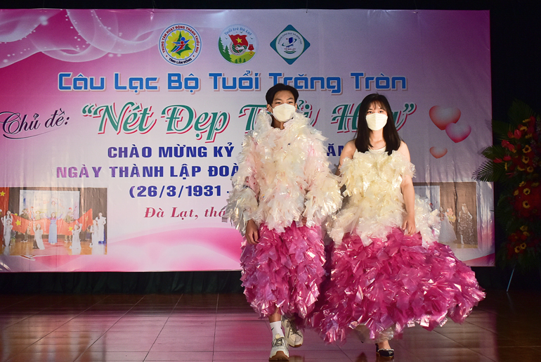 Hơn 100 học sinh tham gia Câu lạc bộ Tuổi trăng tròn