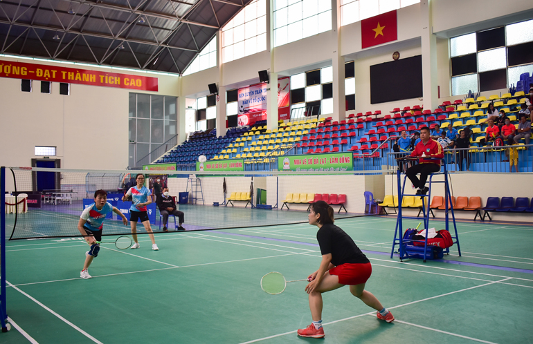Trao hơn 60 huy chương tại Giải Cầu lông các CLB tỉnh