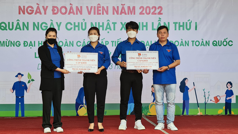 Đoàn Khối Doanh nghiệp tỉnh phối hợp trao tặng 2 công trình thắp sáng đường quê cho bà con thôn Hiệp Thành 2, xã Tam Bố và thôn Hàng Làng, xã Gung Ré