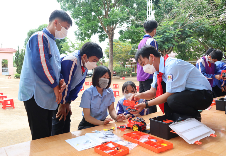 Các em học sinh được hướng dẫn tham gia các trò chơi trong chương trình