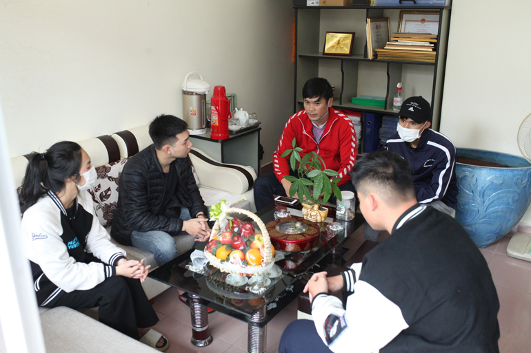 Đại diện cơ sở bán bánh mỳ Liên Hoa thăm hỏi, hỗ trợ các vận động viên mua bánh mì từ cơ sở có dấu hiệu bị ngộ độc