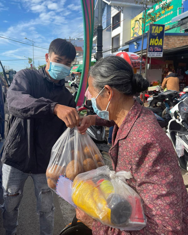 Tặng 2,5 tấn khoa tây cho người nghèo, khuyết tật