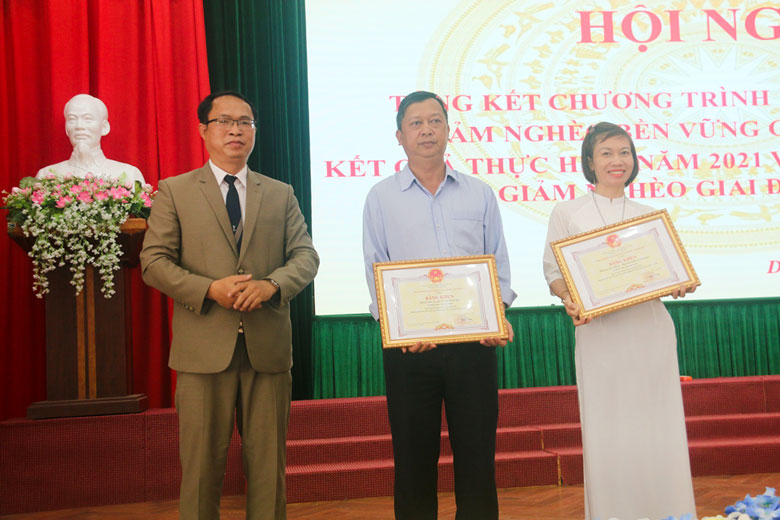 Đồng chí Vũ Đức Nhuần - Phó Chủ tịch UBND huyện trao Bằng khen của Chủ tịch UBND tỉnh cho 2 tập thể
