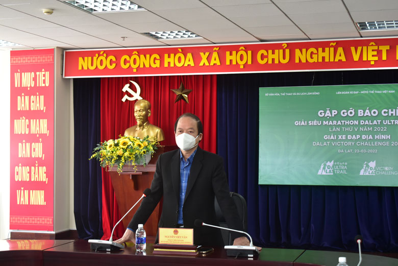 Ông Nguyễn Viết Vân - Giám đốc Sở Văn hóa Thể thao và Du lịch Lâm Đồng, Trưởng ban tổ chức giải trả lời các câu hỏi của các nhà báo