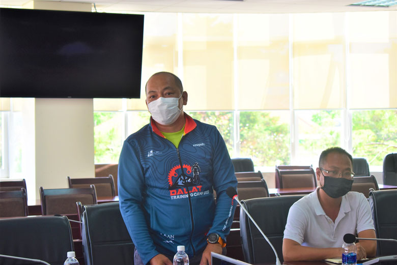 Đại diện thành viên Ban tổ chức giải cung cấp thông tin cho báo chí
