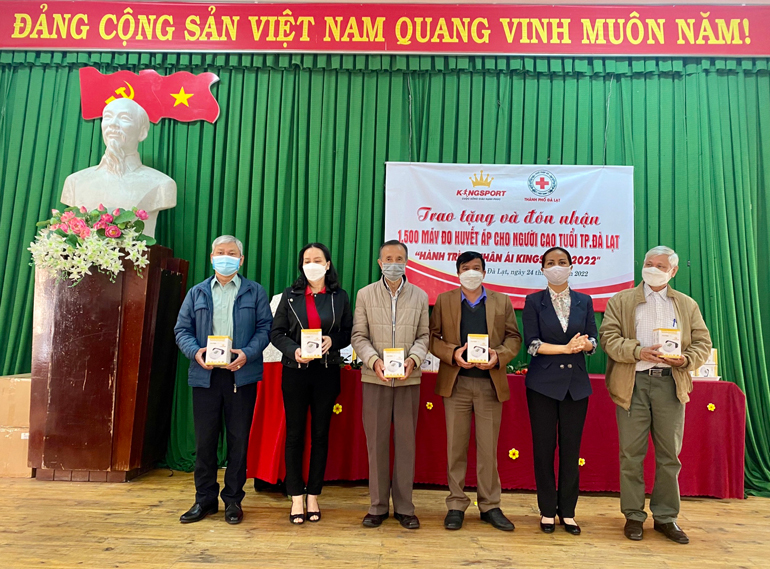 Đà Lạt: Trao tặng 1.500 máy đo huyết áp trị giá 1,2 tỷ đồng cho người cao tuổi