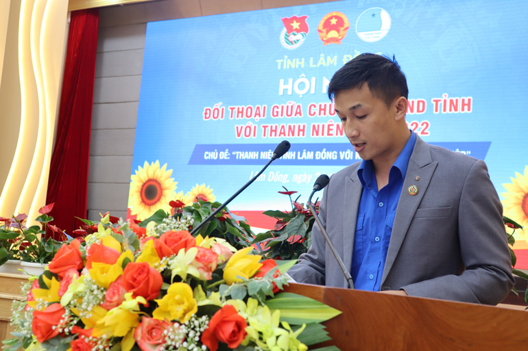 Anh Trần Đức Trung – Phó Bí thư thường trực Tỉnh Đoàn Lâm Đồng báo cáo  thực trạng phong trào khởi nghiệp của thanh niên trên địa bàn tỉnh