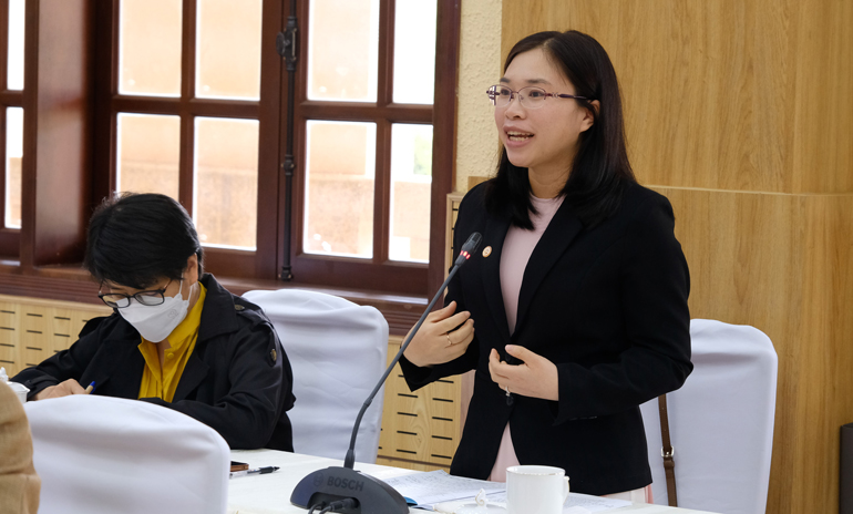 Thanh niên trình bày ý kiến, đề xuất liên quan đến vấn đề khởi nghiệp tại hội nghị