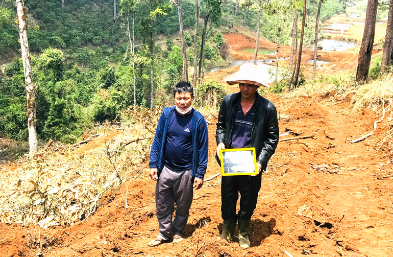Hai đối tượng Nguyễn Doãn Trung và Phan Văn Thanh trực tiếp tham gia phá rừng đã bị công an bắt giữ