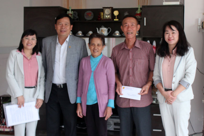 Lãnh đạo Công ty Xổ số Kiến thiết Lâm Đồng thăm, tặng quà các đồng chí thương binh, gia đình có công với cách mạng.