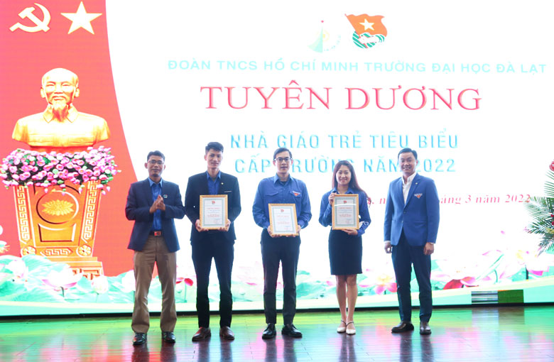 Trao tặng danh hiệu Nhà giáo trẻ tiêu biểu cấp trường năm 2022