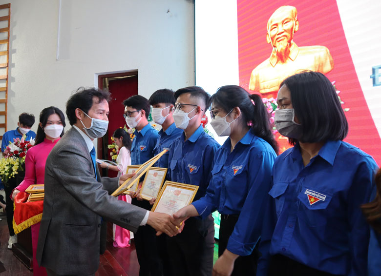 Khen thưởng các cá nhân đạt thành tích xuất sắc trong công tác Đoàn và phong trào sinh viên năm học 2020 - 2021