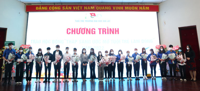 Công ty TNHH DaLat Hasfarm trao 20 suất học bổng cho những sinh viên có hoàn cảnh khó khăn vươn lên trong học tập