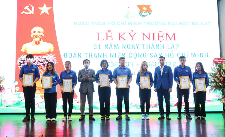 Trao giấy chứng nhận cho các nhóm tác giải đạt giải Cuộc thi Thiết kế poster online “Lối sống sinh thái”