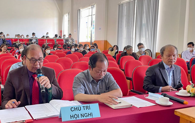 Các thành viên Hội đồng Khoa học của BVĐK Lâm Đồng chủ trì hội nghị.