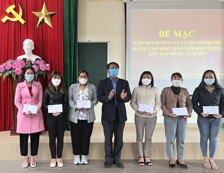 Lạc Dương: Trao giấy chứng nhận cho 57 học viên lớp bồi dưỡng lý luận chính trị dành cho đối tượng kết nạp Đảng năm 2022