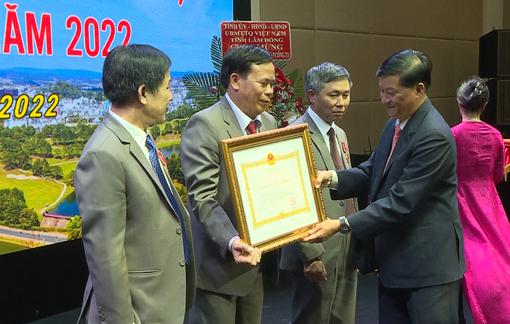 Đồng chí Trần Đức Quận - Ủy viên Trung ương Đảng, Bí thư Tỉnh ủy, Chủ tịch HĐND tỉnh trao bằng khen cho các tập thể, cá nhân có thành tích xuất sắc