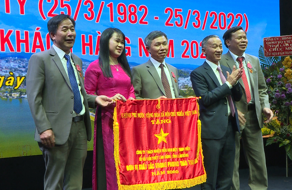 Đồng chí Trần Văn Hiệp - Phó Bí thư Tỉnh ủy, Chủ tịch UBND tỉnh trao Cờ thi đua của Thủ tướng Chính phủ cho Công ty TNHH MTV Xổ số kiến thiết Lâm Đồng, đơn vị xuất sắc trong phong trào thi đua năm 2020