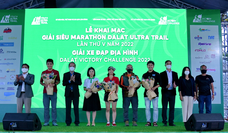 Ban tổ chức tặng hoa cho các nhà tài trợ