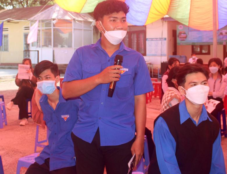 Các em học sinh đặt câu hỏi tại buổi tư vấn.