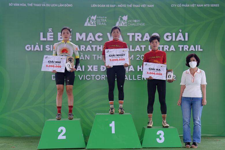 Trao giải cho các tay đua nữ về đầu trong giải xe đạp địa hình Dalat Victory Challenge