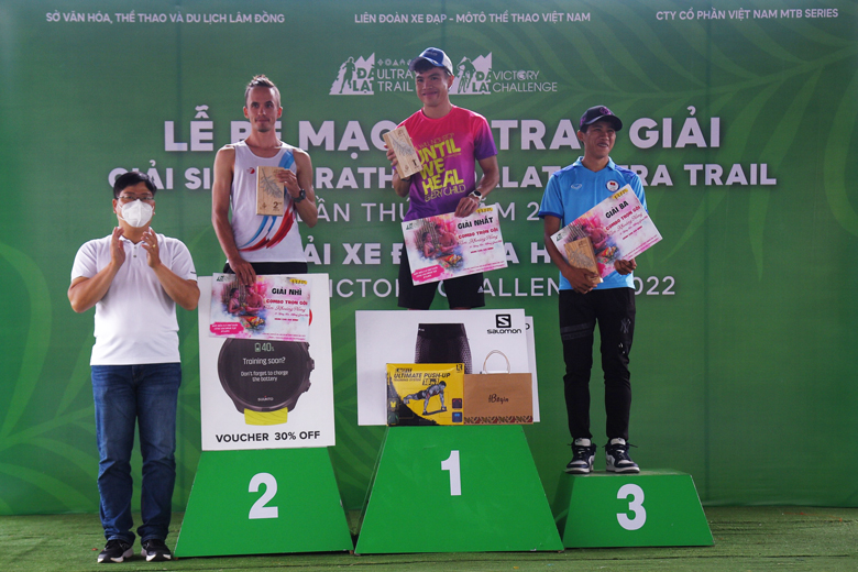 3 VĐV dẫn đầu trên đường chạy 10km