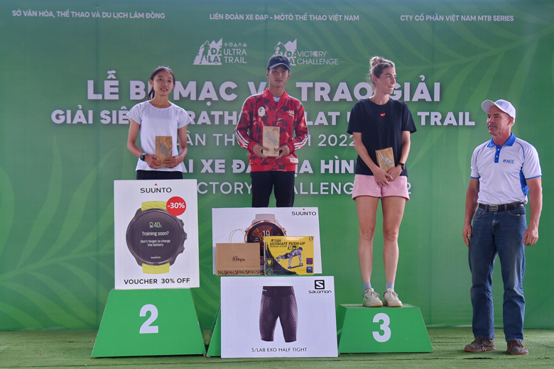 Trao giải cho 3 VĐV về đầu nội dung 21 km đường chạy nữ