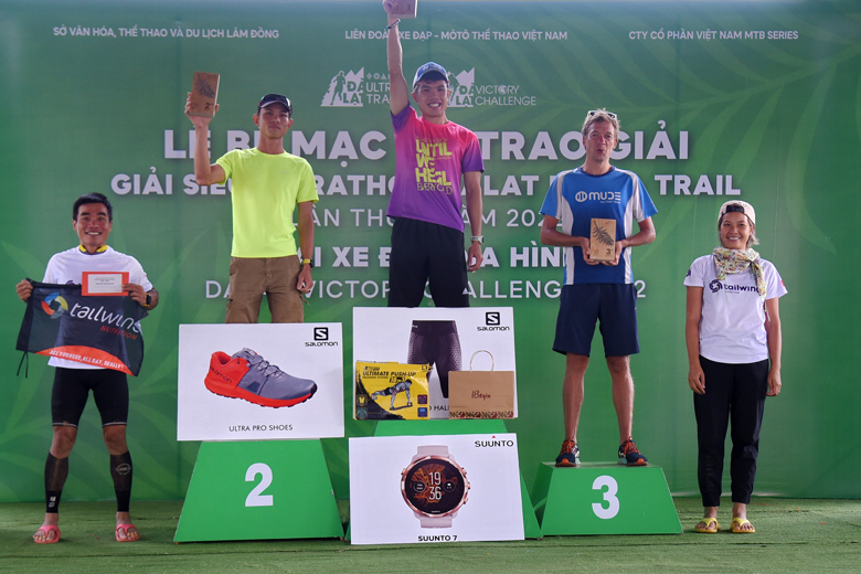 Các VĐV dẫn đầu trong cự ly chạy 21km nam