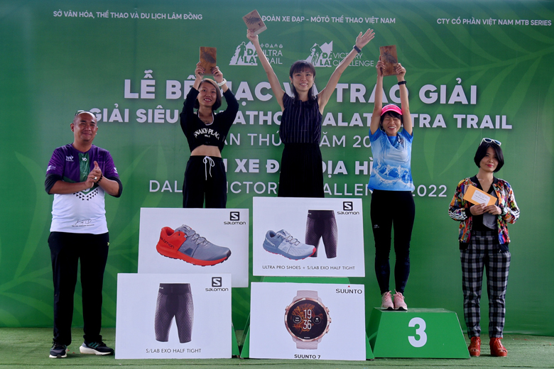 Trao giải cho các VĐV nữ dẫn đầu đường chạy 45km nữ