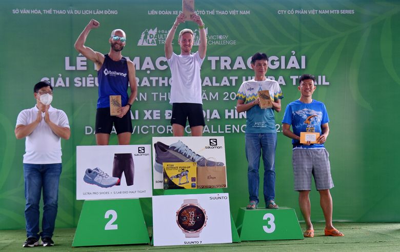 Các VĐV dẫn đầu đường chạy 45km nam