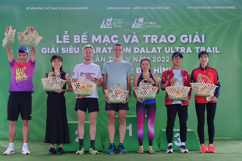 Trao giải cho các VĐV về nhất trong các cự ly chạy