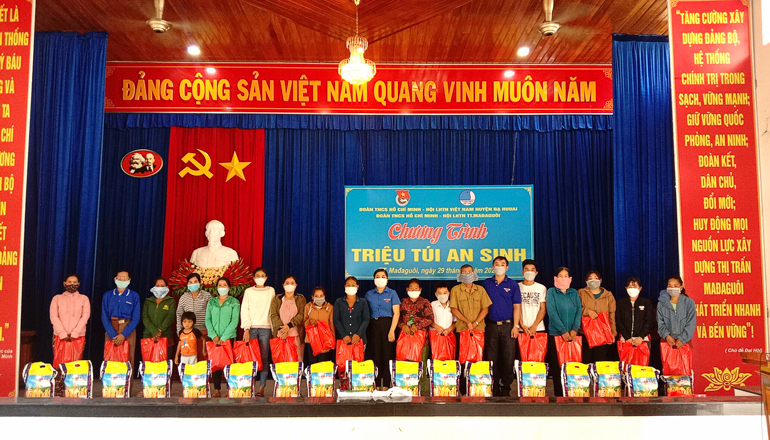 Đạ Huoai: Tặng quà &quot;Triệu túi an sinh&quot; hỗ trợ hộ dân khó khăn
