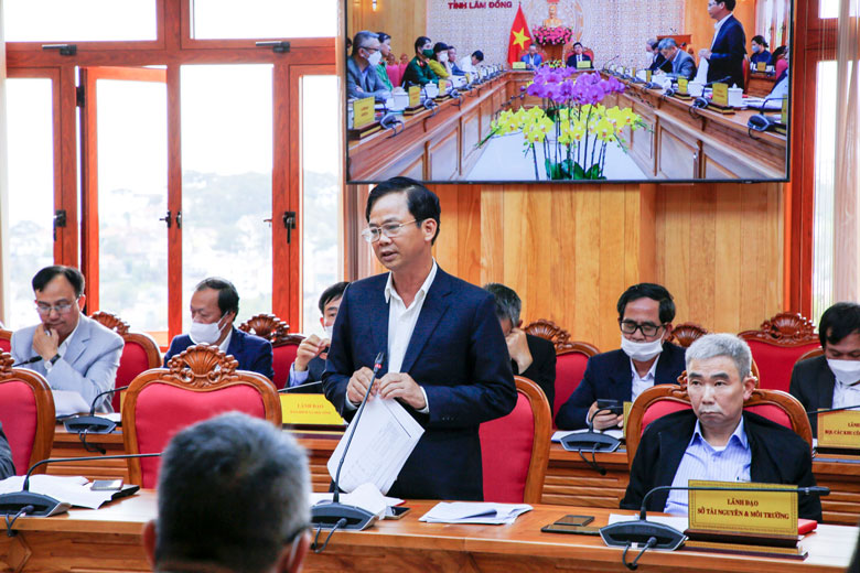 Lãnh đạo các sở ngành, địa phương giải trình những vấn đề nổi cộm. Trong ảnh: Giám đốc Sở NN-PTNT báo cáo về tình hình phá rừng, lấn chiếm đất rừng