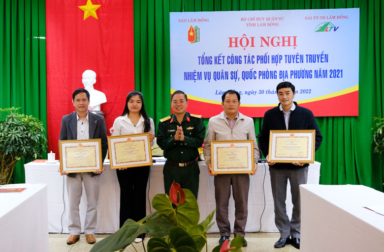 Các tập thể, cá nhân của Bộ CHQS tỉnh có thành tích xuất sắc trong công tác tuyên truyền được khen thưởng tại hội nghị