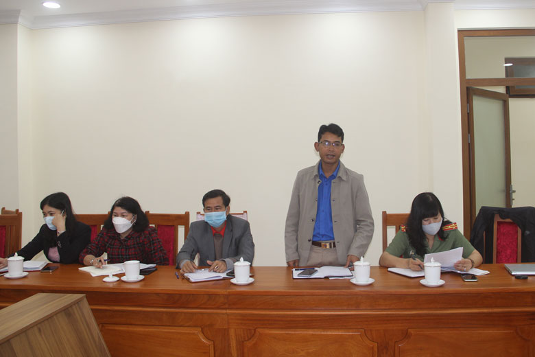 Đại biểu trình bày ý kiến tham luận tại hội nghị