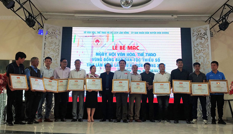 Tặng Giấy khen của Sở Văn hóa Thể thao và Du lịch Lâm Đồng cho các đơn vị tham dự ngày hội