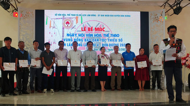 Trao giải thưởng ở các hội thi