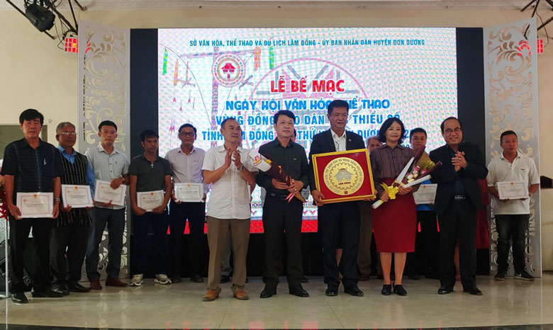 Trao biểu tượng luân lưu cho huyện Lâm Hà - đơn vị đăng cai Ngày hội văn hóa thể thao vùng đồng bào dân tộc thiểu số Lâm Đồng lần thứ 6 năm 2023