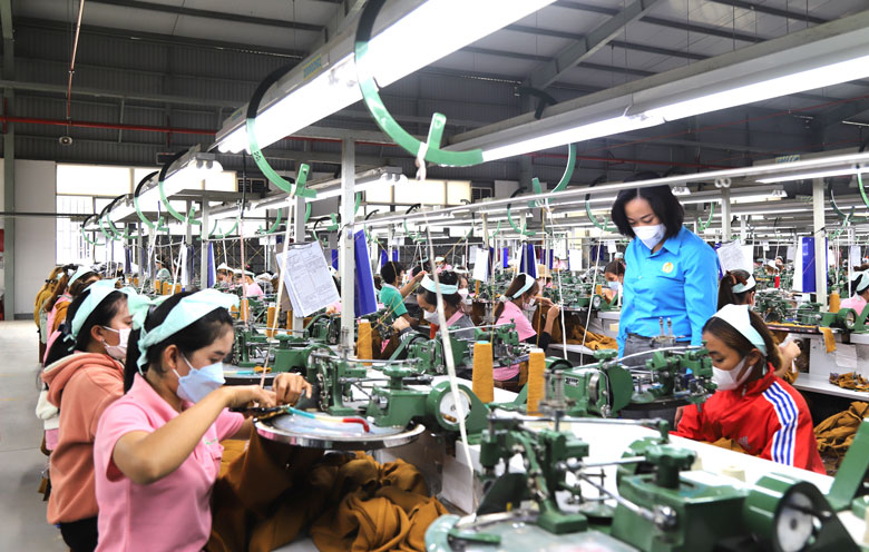 Đại diện Liên đoàn Lao động TP Bảo Lộc thăm hỏi, nắm bắt tình hình nhu cầu tuyển dụng lao động của các doanh nghiệp trên địa bàn