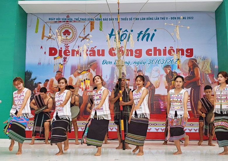 Vũ điệu xoang mô tả đời sống lao động sản xuất hòa vào nhịp cồng chiêng