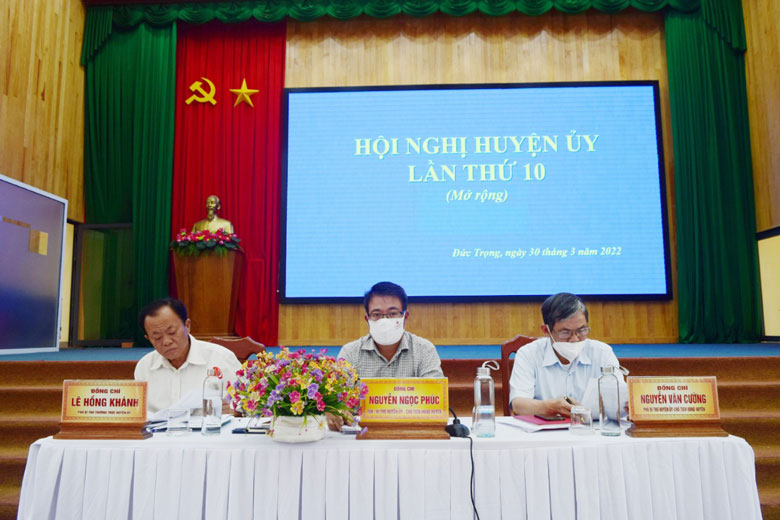 Các đồng chí chủ trì hội nghị.